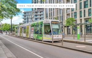 un autobus è parcheggiato sul lato di una strada di Melbourne Lifestyle Apartments - Best Views on Collins a Melbourne Altre 37 foto