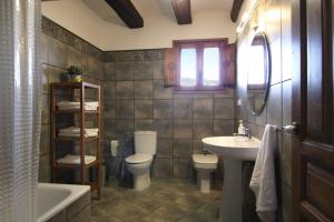 Koupelna v ubytování Casa Miret de Mur + 24 fotografií