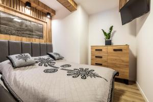 Posteľ alebo postele v izbe v ubytovaní Apartament TatraVika z basenem i widokiem
