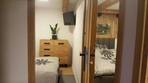 Posteľ alebo postele v izbe v ubytovaní Apartament TatraVika z basenem i widokiem