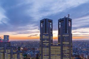 two tall skyscrapers in a city at sunset at Keio Plaza Hotel Tokyo in Tokyo