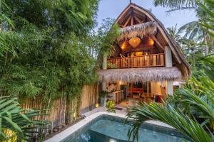 una imagen de una casa con piscina en La Villa Loca, en Gili Air