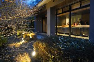 箱根町にある強羅茶寮の夜の家の景色
