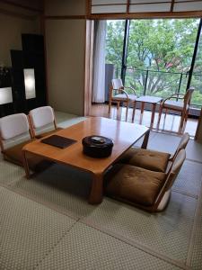 箱根町にある強羅茶寮のリビングルーム(木製テーブル、椅子付) +5枚の写真