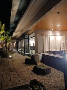 箱根町にある強羅茶寮の窓と岩を用いたバスルーム付きの建物