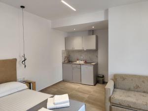 a living room with a bed and a kitchen at Ariadne's garden in Astris