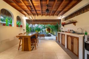 cocina abierta con techo de madera en La Villa Loca, en Gili Air