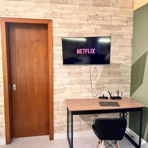Televiisor ja/või meelelahutuskeskus majutusasutuses Studio Completo Super Aconchegante