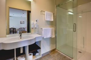 Koupelna v ubytování Ava Lodge + 31 fotografií