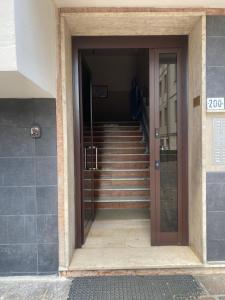 eine Treppe, die zu einem Gebäude mit Drehtür führt in der Unterkunft Nebula Nook Luxury Apartment in Modena
