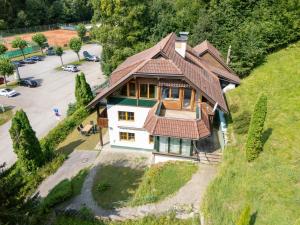 an overhead view of a house on a hill at Gemütliches Apartment in Velden in Velden am Wörthersee