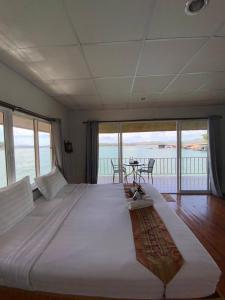 Afbeelding uit fotogalerij van ภูไพรเลค รีสอร์ท in Ban Wang Khun Knachen