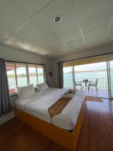 Afbeelding uit fotogalerij van ภูไพรเลค รีสอร์ท in Ban Wang Khun Knachen