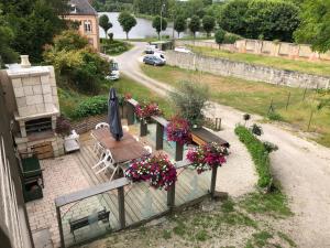 un balcone con panchina e fiori di Gîtes du duvet d'oie a Saint-Évroult-Notre-Dame-du-Bois 1 altra foto