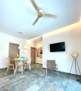Televízia a/alebo spoločenská miestnosť v ubytovaní StayBridge Apartments, Mesongi