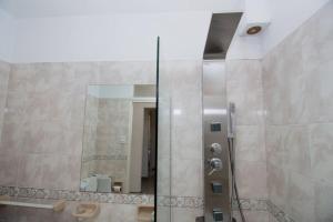 a bathroom with a shower with a mirror at Hermosa casa, terraza al río, Jacuzzi climatizado in Paraná
