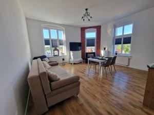 a living room with a couch and a table at Apartamenty Zakonne "Apartament Wielkiego Mistrza" in Malbork