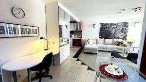 una sala de estar con una mesa y un sofá en Ausmine Sydney CBD 2Bedroom Apt, en Sídney