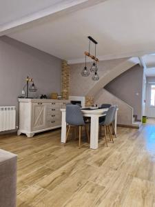 eine Küche und ein Esszimmer mit Tisch und Stühlen in der Unterkunft Casa Rural LA MIELGUERA in Villalcázar de Sirga + 17 Fotos