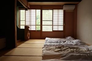 A bed or beds in a room at 清津峡Hostel 雪ふる宿