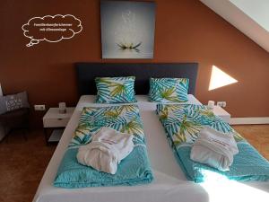 A bed or beds in a room at Gästehaus Ranftl