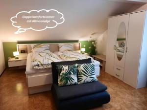 A bed or beds in a room at Gästehaus Ranftl