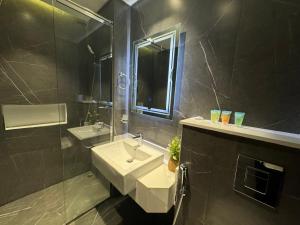 Imagen de la galería de ASHRI HH Studio in Samana hills with Pool View, en Dubái
