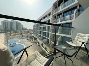 Imagen de la galería de ASHRI HH Studio in Samana hills with Pool View, en Dubái