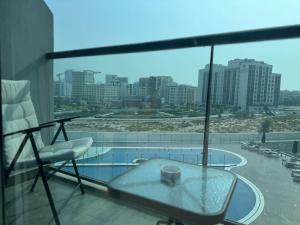 Imagen de la galería de ASHRI HH Studio in Samana hills with Pool View, en Dubái