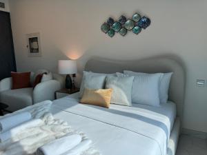 Imagen de la galería de ASHRI HH Studio in Samana hills with Pool View, en Dubái