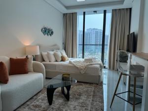 Imagen de la galería de ASHRI HH Studio in Samana hills with Pool View, en Dubái