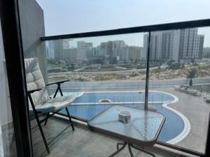 Imagen de la galería de ASHRI HH Studio in Samana hills with Pool View, en Dubái