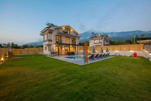 ein Haus mit einem großen Garten mit Pool in der Unterkunft Villa Bahar 2 Triplex Luxury New Villa in Fethiye Oludeniz! in Ovacık + 43 Fotos