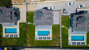 einen Blick über ein Haus mit zwei Pools in der Unterkunft Villa Bahar 2 Triplex Luxury New Villa in Fethiye Oludeniz! in Ovacık