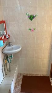 a bathroom with a sink and a mirror at Гостевой дом in Cholpon-Ata