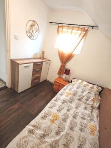 Postel nebo postele na pokoji v ubytování Ananász Apartman