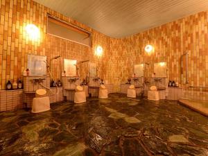 Koupelna v ubytování 蓬平温泉 蓬莱館 福引屋 + 37 fotografií