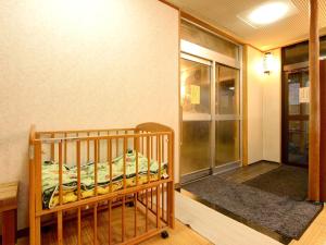 Rúm í herbergi á 蓬平温泉 蓬莱館 福引屋