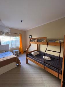 Un dormitorio con dos literas en una habitación. en Safari Junction Backpackers hostel, en Iringa 140 fotos más
