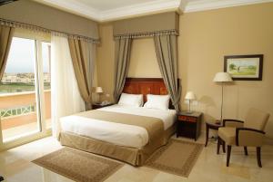 سرير أو أسرّة في غرفة في Stella Di Mare Golf Hotel