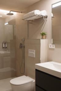 Ένα μπάνιο στο Apartamentos JOAQUÍN COSTA