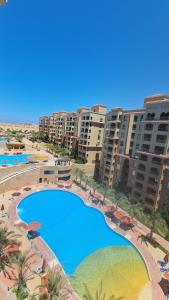Luftaufnahme eines Resorts mit großem Swimmingpool in der Unterkunft Aqua view in El Qasaba esh Sharqīya
