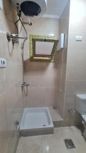 ein Badezimmer mit Waschbecken und Spiegel an der Wand in der Unterkunft Aqua view in El Qasaba esh Sharqīya