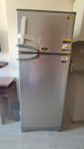 einen Kühlschrank aus Edelstahl in der Küche in der Unterkunft Aqua view in El Qasaba esh Sharqīya