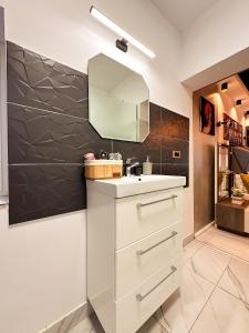 cocina con fregadero y espejo en Anna Lux Studio, en Craiova