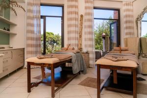 une salle de bain avec une table et deux tabourets dans l'établissement Pezula Nature Retreat, à Knysna 185 autres photos
