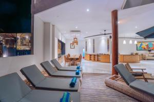 una sala de estar con sillas y una mesa en The Bodhi Leaf Wellness Resort, en Saba