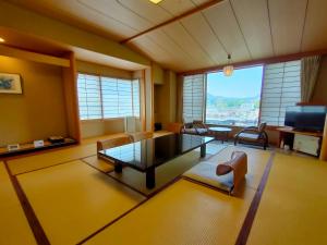 ein Wohnzimmer mit einem Couchtisch und einer Couch in der Unterkunft Kameya Ean in Izunokuni