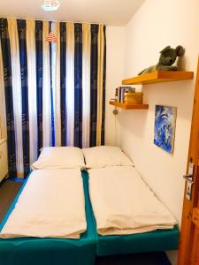 レリクにあるFewo mit Wasser- und Hafenblickの部屋にベッドが2つある部屋