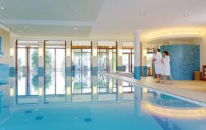 Bazén v ubytování ATLANTIC Hotel Wilhelmshaven nebo v jeho okolí